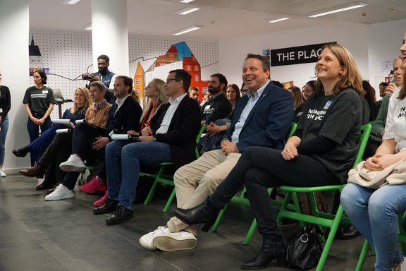 Le jury lors des pitches. Martine Schummer (ingénieure-associée, cheville ouvrière du Sustainability Camp) et Mike van Kauvenbergh (Deveco - Consultant RSE) ont apprécié aussi.
