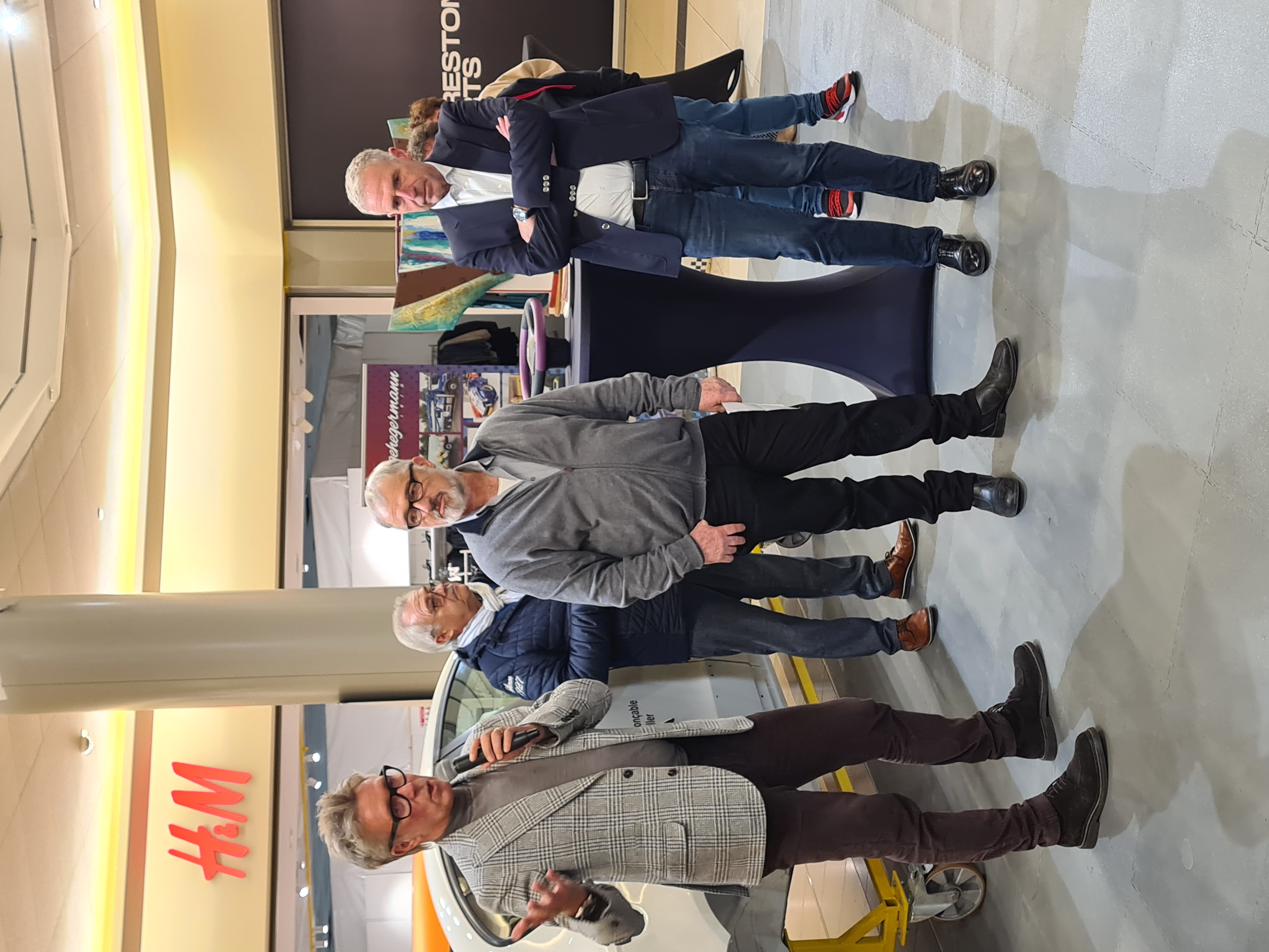 Vernissage reUSE à la Belle Etoile avec Laurent Schonkert, directeur de Cactus S.A., Peter Aendekerk, président de l’association de Leederwon a.s.b.l. et Tom Oberweis, président de la Chambre des Métiers